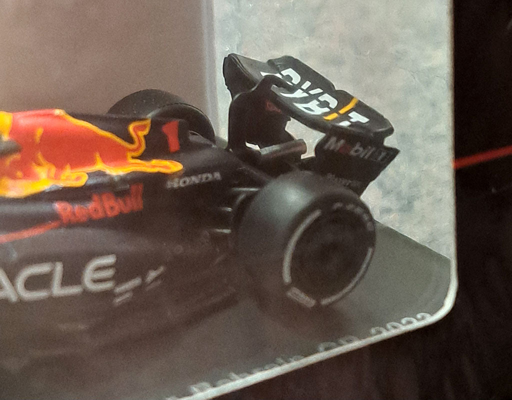 Spark Red Bull Racing F1 RB19 2023 #1 Verstappen (1:64) (Wing Defect)
